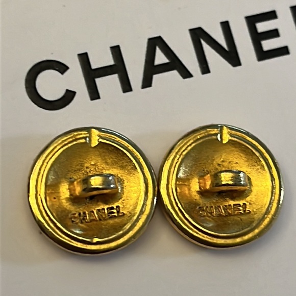 SOLD đź’” AUTHENTIC!! Lot Of 5 Chanel Vintage CC Buttons Gold 1990s - Picture 7 of 9